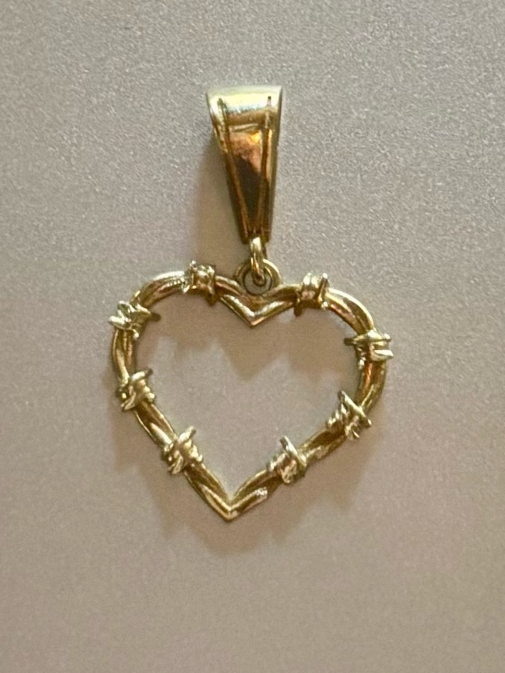 10k yellow gold barbed wire heart charm